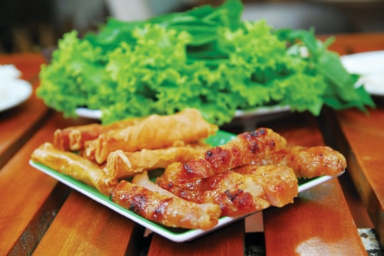 Nem nướng - bún - rau sống: Món ngon đậm đà tình cảm gia đình