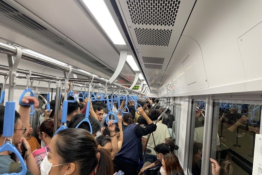 Metro tạm dừng 10 phút vì mưa to, dông lốc