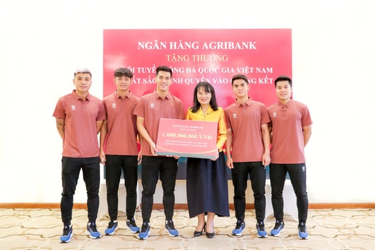 Agribank tặng 1 tỷ đồng cho Đội tuyển Bóng đá Quốc gia Việt Nam Agribank tặng 1 tỷ đồng cho Đội tuyển Bóng đá Quốc gia Việt Nam