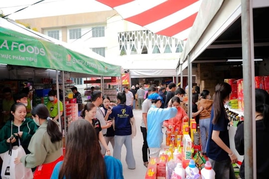 Trao tặng phiếu mua hàng, trị giá 3 tỷ đồng cho công nhân, lao động có hoành cảnh kinh tế khó khăn Trao tặng phiếu mua hàng, trị giá 3 tỷ đồng cho công nhân, lao động có hoành cảnh kinh tế khó khăn