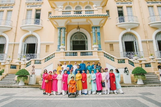 Áo dài Việt Nam và góc nhìn phương xa Áo dài Việt Nam và góc nhìn phương xa