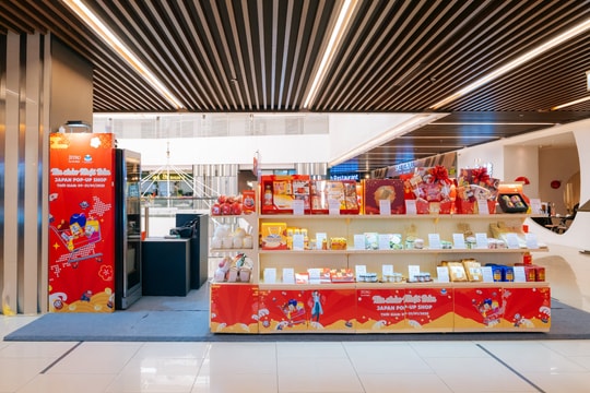 Gian hàng "Xin chào Nhật Bản" bán nhiều thực phẩm dịp Tết nguyên đán