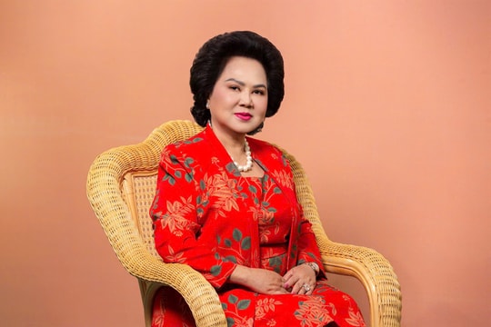 Bà Lý Kim Chi - Phó chủ tịch Hiệp hội Doanh nghiệp TP.HCM, Chủ tịch Hội Lương thực - Thực phẩm TP.HCM, Chủ tịch Tập đoàn Tân Đông Hiệp: “Công ty gia đình trong kỷ nguyên vươn mình sẽ là lực lượng nòng cốt trong phát triển bền vững của đất nước”. Bà Lý Kim Chi - Phó chủ tịch Hiệp hội Doanh nghiệp TP.HCM, Chủ tịch Hội Lương thực - Thực phẩm TP.HCM, Chủ tịch Tập đoàn Tân Đông Hiệp: “Công ty gia đình trong kỷ nguyên vươn mình sẽ là lực lượng nòng cốt trong phát triển bền vững của đất nước”.