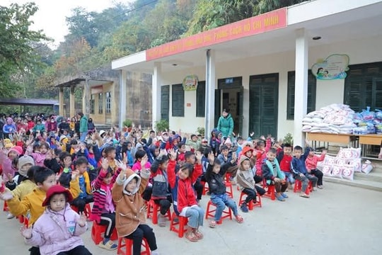 Câu lạc bộ Từ thiện Nụ cười Việt mang "Tết ấm no" đến Điện Biên Câu lạc bộ Từ thiện Nụ cười Việt mang "Tết ấm no" đến Điện Biên