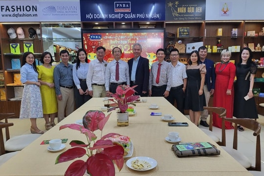 Ban biên tập Tạp chí Doanh Nhân Sài Gòn thăm chúc Tết Hội Doanh nghiệp Quận Phú Nhuận Ban biên tập Tạp chí Doanh Nhân Sài Gòn thăm chúc Tết Hội Doanh nghiệp Quận Phú Nhuận