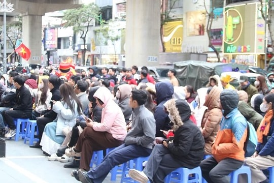 Người dân Hà Nội "vượt" mưa rét, xếp hàng dài mua vàng ngày Thần Tài Người dân Hà Nội "vượt" mưa rét, xếp hàng dài mua vàng ngày Thần Tài