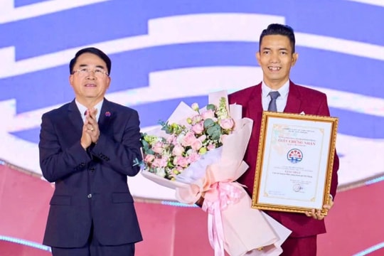 Tác giả Nguyễn Văn Ngát đạt giải Nhất Cuộc thi sáng tác logo biểu tượng cho TP. Hải Phòng