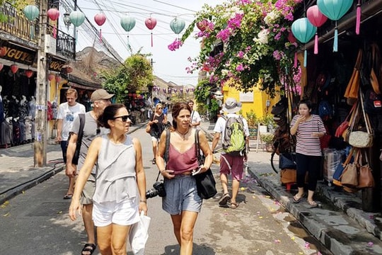 Khách quốc tế đến Việt Nam trong tháng đầu năm đạt mức kỷ lục Khách quốc tế đến Việt Nam trong tháng đầu năm đạt mức kỷ lục
