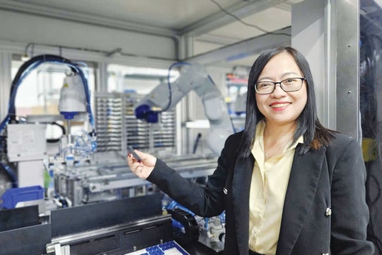 Bà Công Tằng Tôn Nữ Thuỳ Trang - Phó chủ tịch kiêm Tổng thư ký Hội Vi mạch bán dẫn TP.HCM: “Việt Nam hoàn toàn có thể trở thành trung tâm công nghệ của khu vực” Bà Công Tằng Tôn Nữ Thuỳ Trang - Phó chủ tịch kiêm Tổng thư ký Hội Vi mạch bán dẫn TP.HCM: “Việt Nam hoàn toàn có thể trở thành trung tâm công nghệ của khu vực”