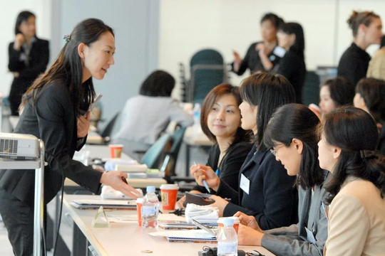 Phụ nữ châu Á ngày càng tự tin về tài chính dù đối mặt nhiều thách thức Phụ nữ châu Á ngày càng tự tin về tài chính dù đối mặt nhiều thách thức