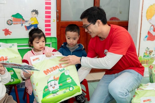 “Chuyên chở yêu thương”: Hành trình trao tã bỉm đến trẻ em vùng cao “Chuyên chở yêu thương”: Hành trình trao tã bỉm đến trẻ em vùng cao