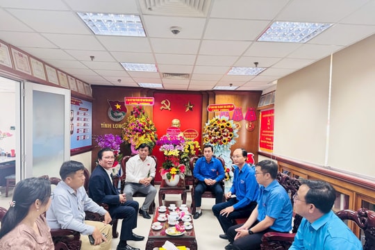 Hội Doanh nhân Trẻ tỉnh Long An thăm, chúc mừng Tỉnh Đoàn Long An