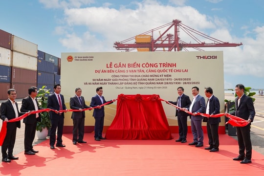 Gắn biển công nhận công trình Bến cảng 5 vạn tấn Gắn biển công nhận công trình Bến cảng 5 vạn tấn