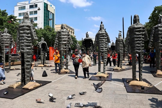 Bản tin chiều 23/4: Triển lãm “Năng lượng linh hồn” thu hút đông đảo du khách tại phố đi bộ Nguyễn Huệ Bản tin chiều 23/4: Triển lãm “Năng lượng linh hồn” thu hút đông đảo du khách tại phố đi bộ Nguyễn Huệ