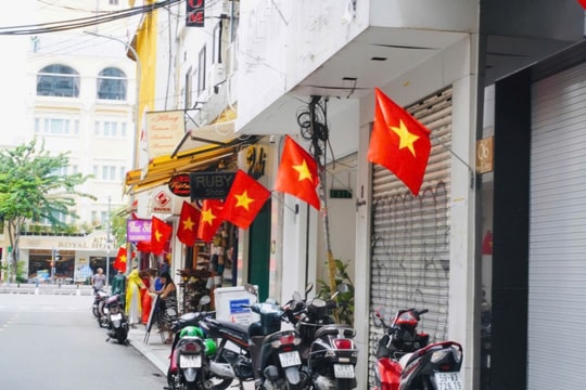 Bản tin chiều 24/4: TP.HCM rực rỡ sắc cờ hoa chào mừng 50 năm Giải phóng miền Nam, thống nhất đất nước Bản tin chiều 24/4: TP.HCM rực rỡ sắc cờ hoa chào mừng 50 năm Giải phóng miền Nam, thống nhất đất nước