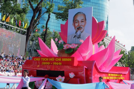 TP.HCM: Người dân và du khách mãn nhãn với Lễ Tổng duyệt diễu binh, diễu hành cấp Nhà nước TP.HCM: Người dân và du khách mãn nhãn với Lễ Tổng duyệt diễu binh, diễu hành cấp Nhà nước