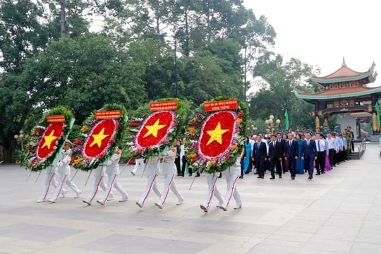 TP.HCM: Đoàn đại biểu đến dâng hương tưởng niệm các Anh hùng liệt sĩ tại huyện Củ Chi TP.HCM: Đoàn đại biểu đến dâng hương tưởng niệm các Anh hùng liệt sĩ tại huyện Củ Chi
