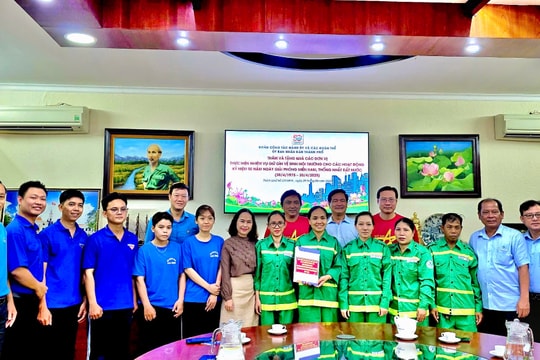 Tặng quà 100 người lao động tích cực bảo vệ môi trường đô thị Tặng quà 100 người lao động tích cực bảo vệ môi trường đô thị