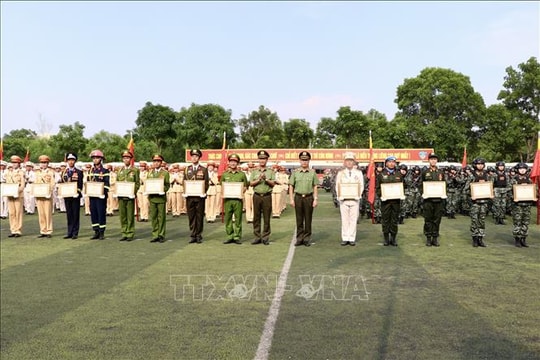 Hơn 2.700 tập thể, cá nhân được khen thưởng vì thành tích xuất sắc trong Lễ diễu binh 30/4