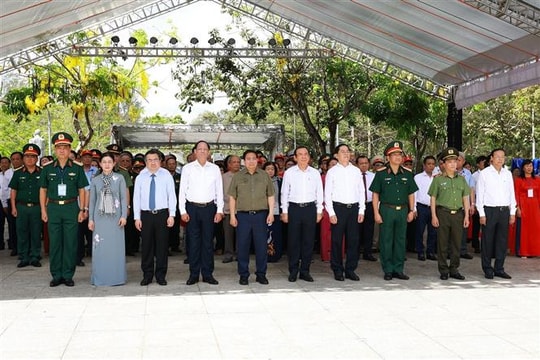 Thủ tướng Phạm Minh Chính dâng hương tưởng niệm các anh hùng liệt sĩ tại Côn Đảo