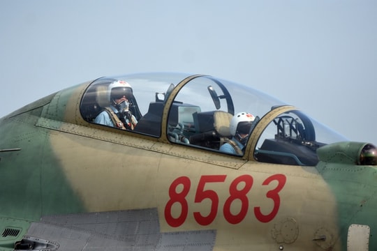 Bản tin sáng 8/5: Các phi đội tiêm kích, trực thăng hoàn thành nhiệm vụ trong lễ diễu binh 30/4, trở về đơn vị