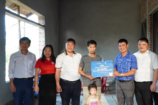 Đứng dậy từ bùn đất, dựng lại mái ấm yêu thương Đứng dậy từ bùn đất, dựng lại mái ấm yêu thương