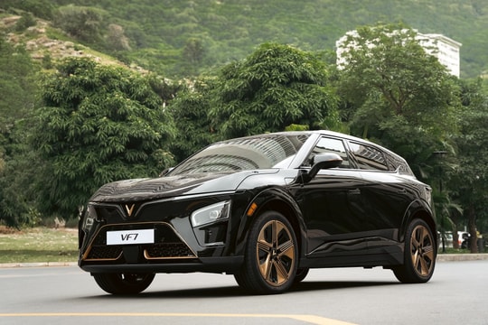 Lái VF 7 lên núi xuống biển, người dùng đánh giá vượt trội xe xăng cùng tầm giá