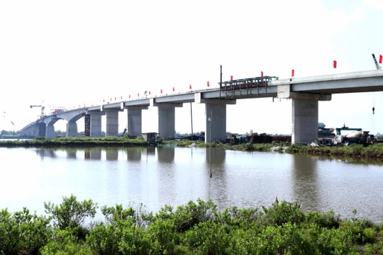 Hợp long cầu vượt sông Đáy trị giá hơn 680 tỷ đồng, kết nối Ninh Bình và Nam Định