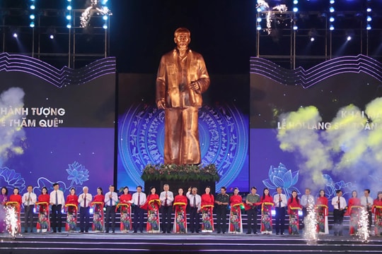 Khánh thành tượng Chủ tịch Hồ Chí Minh về thăm quê tại Nghệ An Khánh thành tượng Chủ tịch Hồ Chí Minh về thăm quê tại Nghệ An