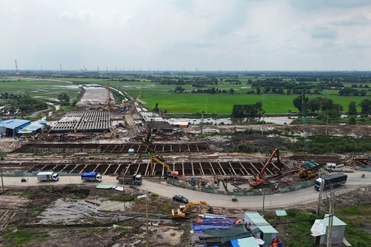 Vận chuyển cát về công trường Vành đai 3 TP.HCM gặp khó do phải qua 8 trạm kiểm soát Vận chuyển cát về công trường Vành đai 3 TP.HCM gặp khó do phải qua 8 trạm kiểm soát