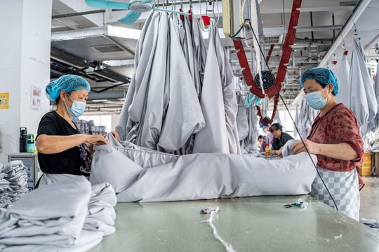 Trung Quốc: Sản xuất tăng trưởng vượt kỳ vọng nhưng tiêu dùng nội địa chững lại