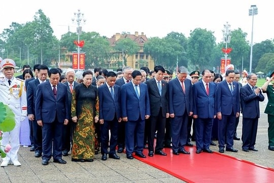 Lãnh đạo Đảng, Nhà nước vào Lăng viếng Chủ tịch Hồ Chí Minh nhân kỷ niệm 135 năm Ngày sinh của Người