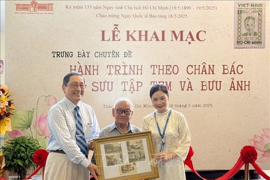 Trưng bày chuyên đề tem và bưu ảnh về Chủ tịch Hồ Chí Minh tại Bảo tàng TP.HCM