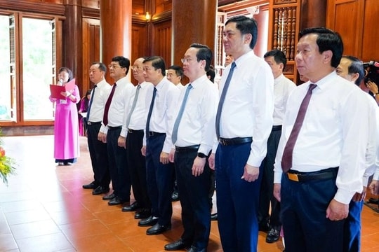 Lãnh đạo tỉnh Nghệ An dâng hoa, dâng hương tưởng niệm Chủ tịch Hồ Chí Minh Lãnh đạo tỉnh Nghệ An dâng hoa, dâng hương tưởng niệm Chủ tịch Hồ Chí Minh