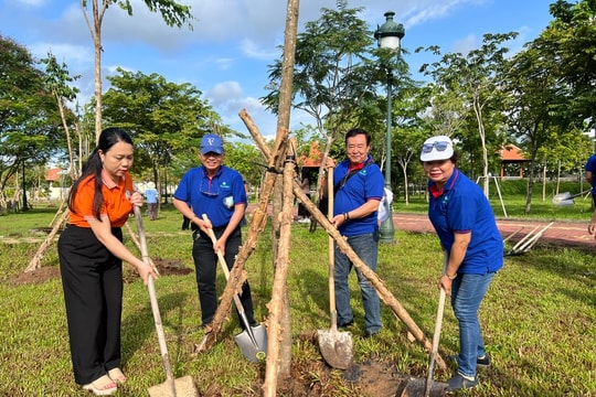 Kiều bào TP.HCM tham gia trồng cây nhân kỷ niệm 135 năm Ngày sinh Chủ tịch Hồ Chí Minh Kiều bào TP.HCM tham gia trồng cây nhân kỷ niệm 135 năm Ngày sinh Chủ tịch Hồ Chí Minh