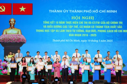 TP.HCM biểu dương hơn 300 tập thể, cá nhân tiêu biểu trong học tập và làm theo tư tưởng, đạo đức, phong cách Hồ Chí Minh TP.HCM biểu dương hơn 300 tập thể, cá nhân tiêu biểu trong học tập và làm theo tư tưởng, đạo đức, phong cách Hồ Chí Minh