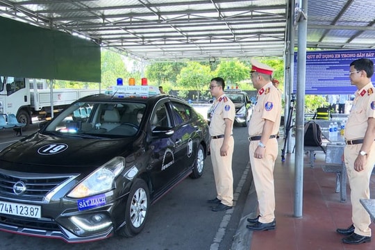 Công an Quảng Trị tổ chức kỳ sát hạch, cấp giấy phép lái xe đầu tiên sau khi tiếp nhận chức năng quản lý