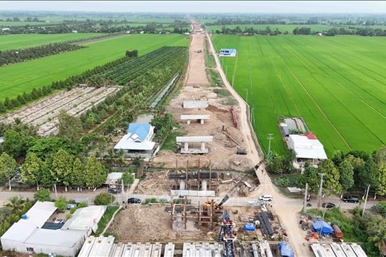 Dồn lực đưa cao tốc Châu Đốc - Cần Thơ - Sóc Trăng về đích trước hạn Dồn lực đưa cao tốc Châu Đốc - Cần Thơ - Sóc Trăng về đích trước hạn