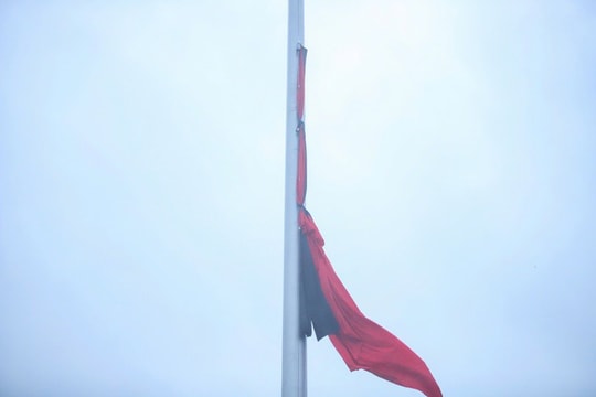 Lễ treo cờ rủ quốc tang nguyên chủ tịch nước Trần Đức Lương tại quảng trường Ba Đình