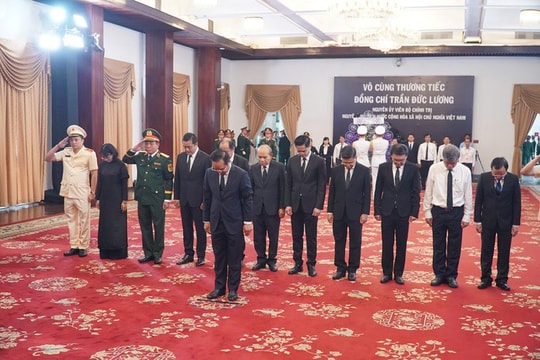 Nghẹn ngào xúc động tại lễ viếng nguyên Chủ tịch nước Trần Đức Lương tại TP.HCM