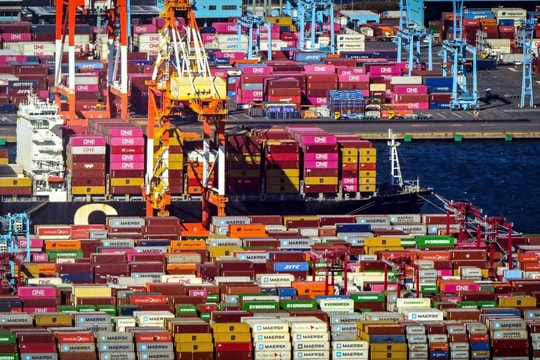 Tắc nghẽn cảng biển lan rộng: Mối đe dọa với chuỗi cung ứng toàn cầu Tắc nghẽn cảng biển lan rộng: Mối đe dọa với chuỗi cung ứng toàn cầu