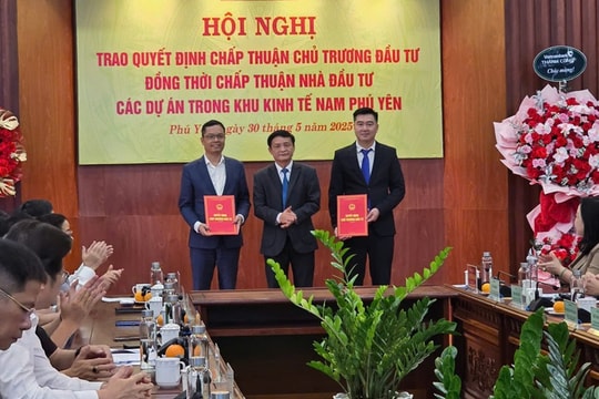 Phú Yên trao quyết định đầu tư cho hai dự án động lực tại khu kinh tế Nam Phú Yên