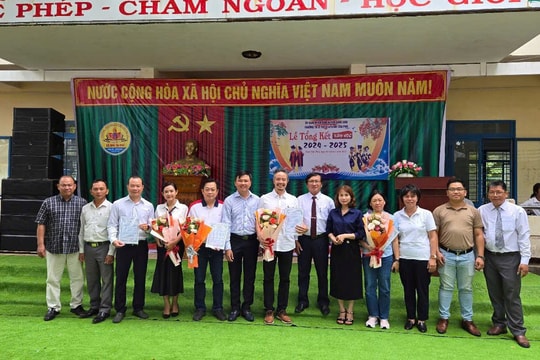 Học sinh khó khăn tại Quảng Ngãi nhận học bổng từ Hội Quảng cáo TP.HCM Học sinh khó khăn tại Quảng Ngãi nhận học bổng từ Hội Quảng cáo TP.HCM