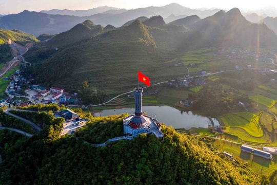 Tạm dừng đón khách tham quan tại Cột cờ Lũng Cú Tạm dừng đón khách tham quan tại Cột cờ Lũng Cú