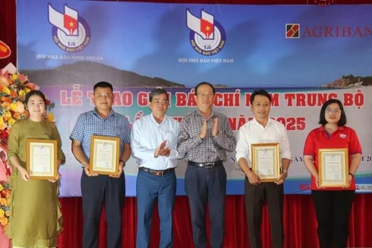 Trao giải Báo chí Nam Trung bộ lần II năm 2025: Tôn vinh những tác phẩm báo chí xuất sắc về vùng đất duyên hải Trao giải Báo chí Nam Trung bộ lần II năm 2025: Tôn vinh những tác phẩm báo chí xuất sắc về vùng đất duyên hải
