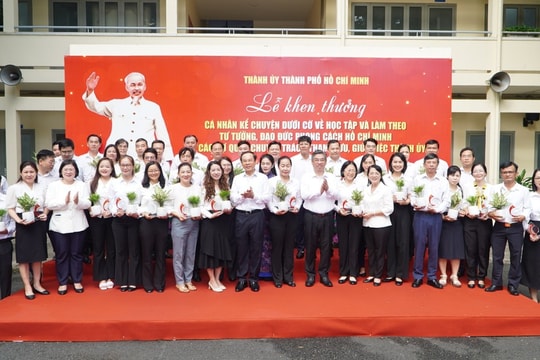 Bí thư Thành ủy TP.HCM Nguyễn Văn Nên trao giải cho các cá nhân kể chuyện dưới cờ về Bác Hồ