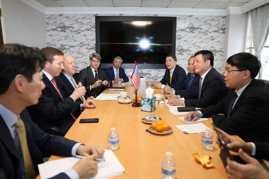Bộ trưởng Bộ Công Thương Nguyễn Hồng Diên làm việc với Chủ tịch Quỹ đầu tư Warburg Pincus Bộ trưởng Bộ Công Thương Nguyễn Hồng Diên làm việc với Chủ tịch Quỹ đầu tư Warburg Pincus