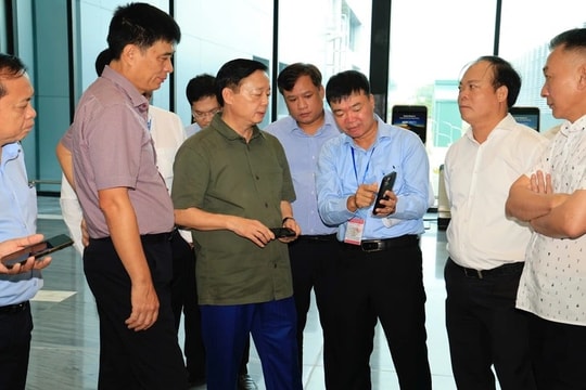 Phó Thủ tướng Trần Hồng Hà: Kiên quyết xử lý dứt điểm tình trạng thấm dột tại nhà ga T3 Tân Sơn Nhất Phó Thủ tướng Trần Hồng Hà: Kiên quyết xử lý dứt điểm tình trạng thấm dột tại nhà ga T3 Tân Sơn Nhất