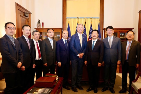 Bộ trưởng Nguyễn Hồng Diên làm việc với Thượng nghị sĩ Roger Marshall