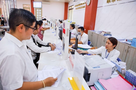 Chủ tịch UBND TP.HCM chỉ đạo không để người dân đợi quá 20 phút khi nộp hồ sơ tại phường, xã mới Chủ tịch UBND TP.HCM chỉ đạo không để người dân đợi quá 20 phút khi nộp hồ sơ tại phường, xã mới